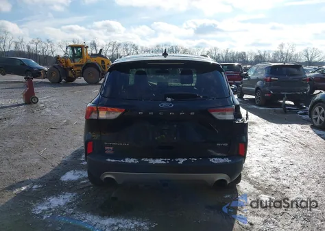 2022 Ford Escape Titanium z USA, uszkodzony, nr VIN 1FMCU9J98NUA80422